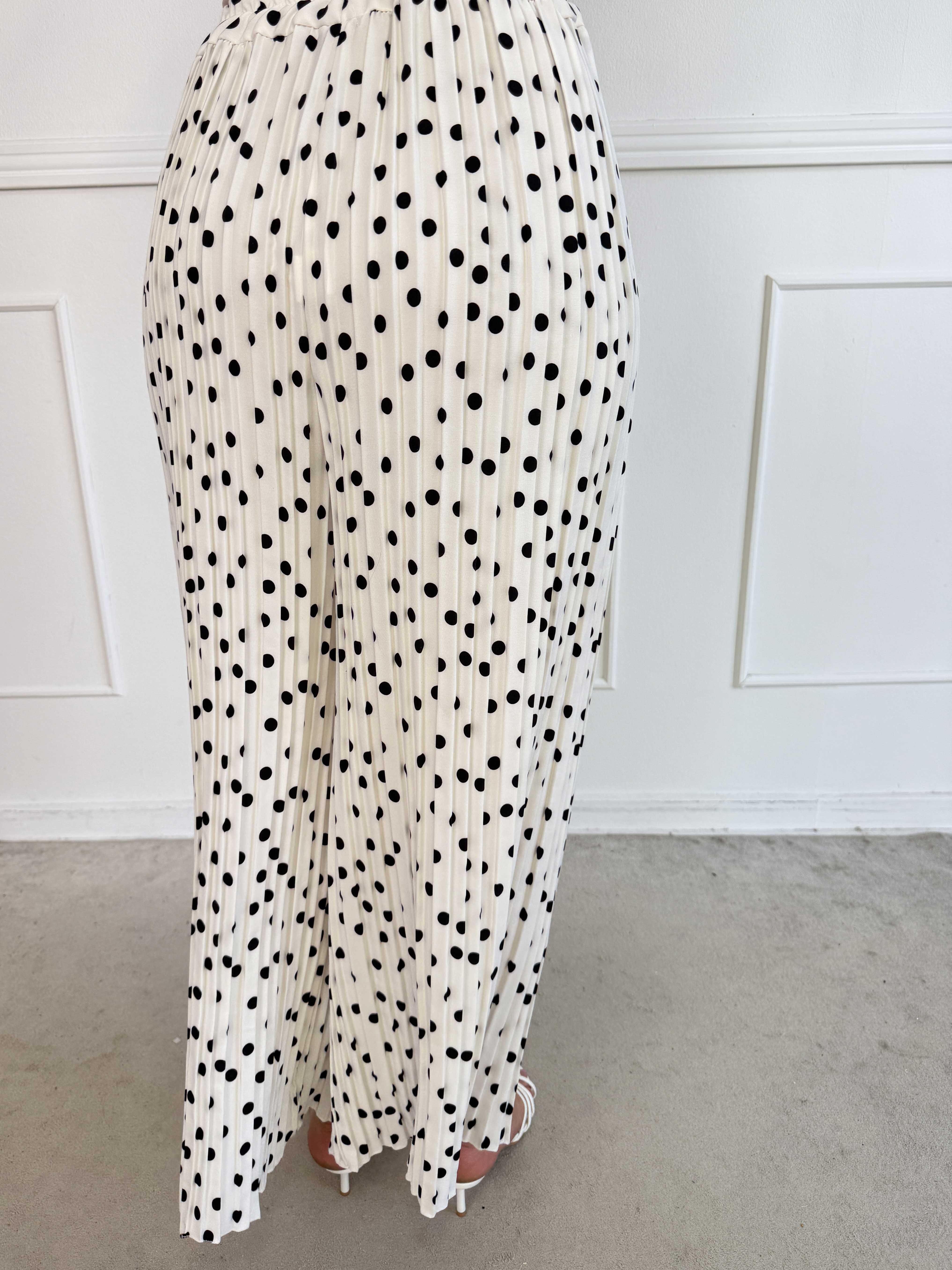 Zina – Elegant plus size set med prickar och veckad design
